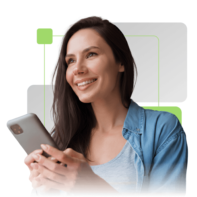 Mulher sorrindo segurando celular
